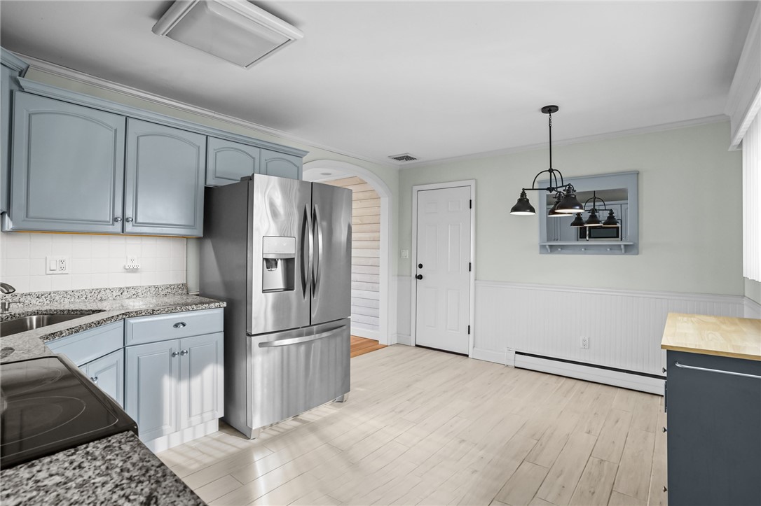 4 Phillips Avenue Middletown, RI 02842 - Photo 10 of 44