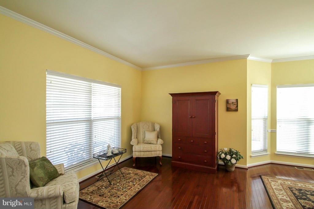 4267 Meyers Road Triangle, VA 22172 - Photo 4 of 30 Living Room