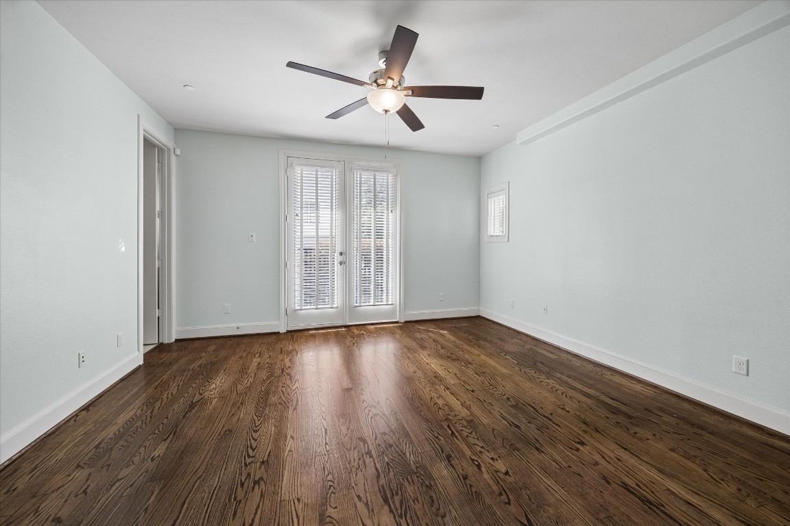 246 East 28th Street Houston, TX 77008 - Photo 13 of 27 an empty room with wooden floor and windows