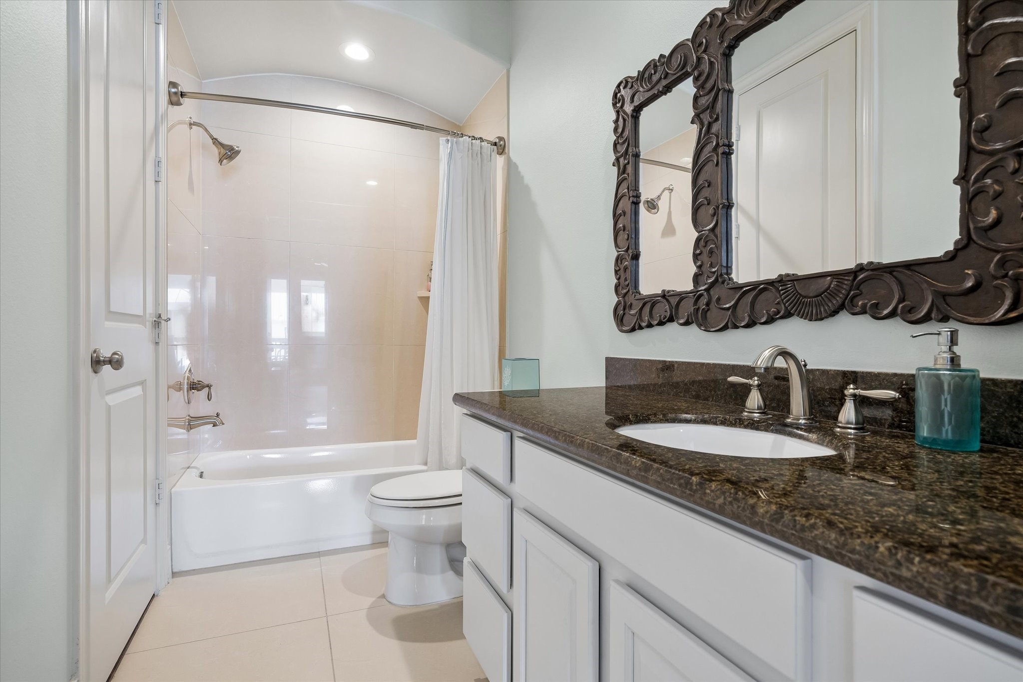 246 East 28th Street Houston, TX 77008 - Photo 14 of 27 Ensuite bath