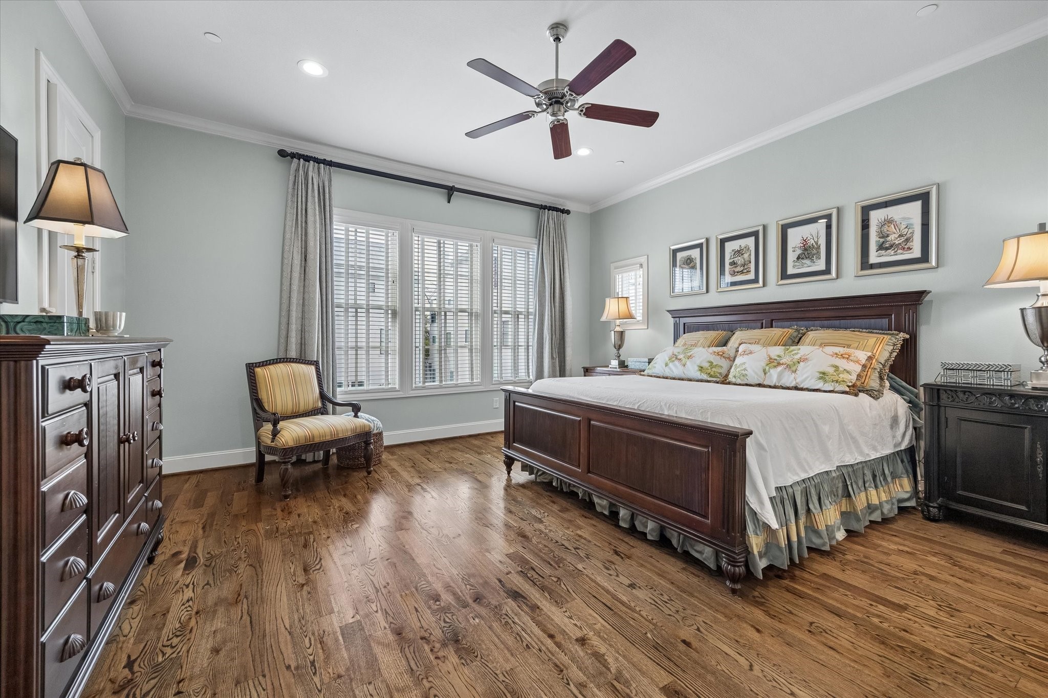 246 East 28th Street Houston, TX 77008 - Photo 15 of 27 Primary bedroom with tons of light, overlooks the pool and courtyard
