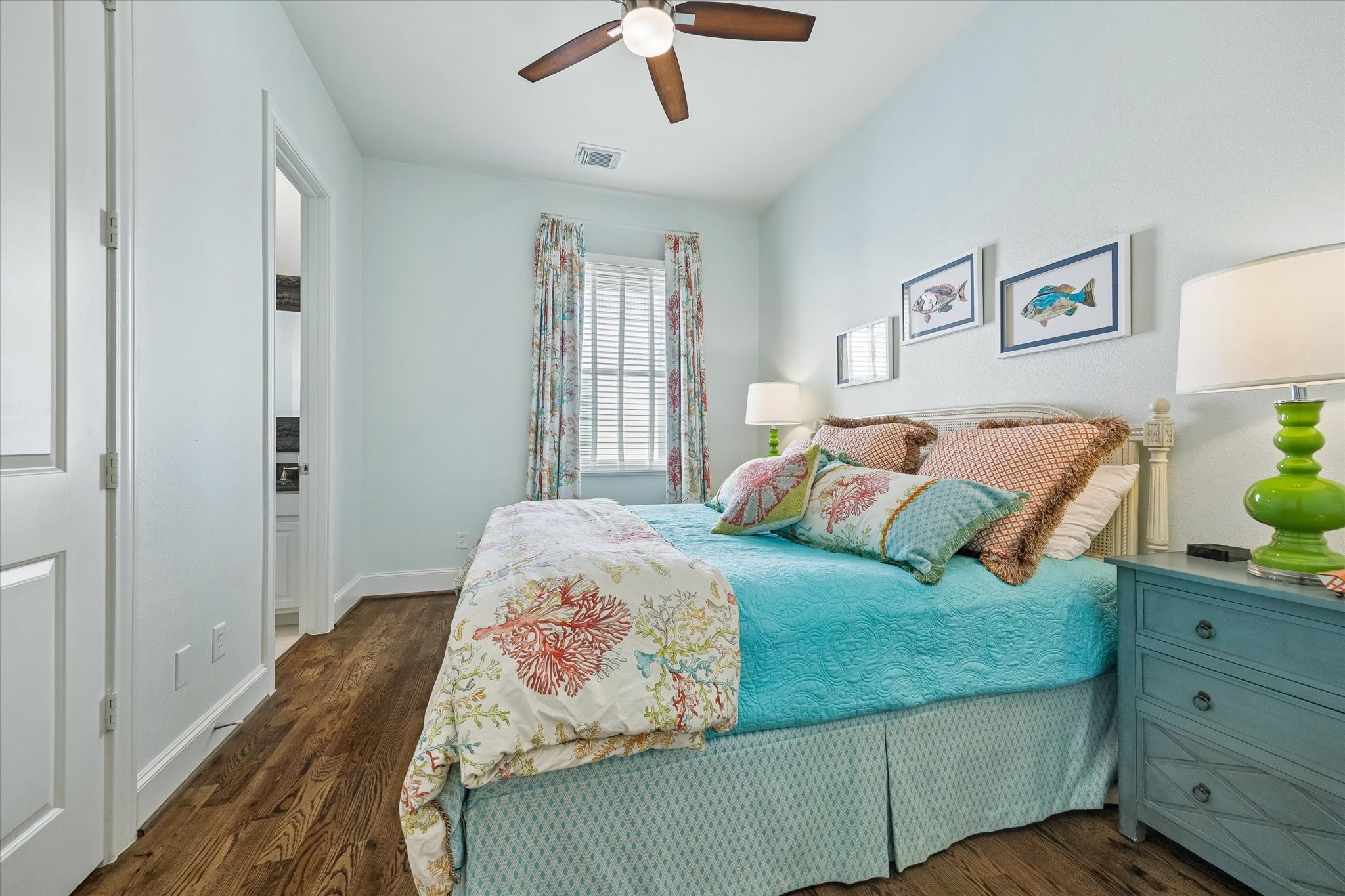 246 East 28th Street Houston, TX 77008 - Photo 18 of 27 Secondary bedroom on the third floor with ensuite bath