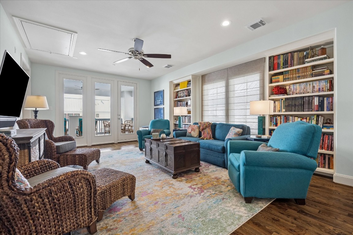 246 East 28th Street Houston, TX 77008 - Photo 21 of 27 a living room with furniture a ceiling fan and a window
