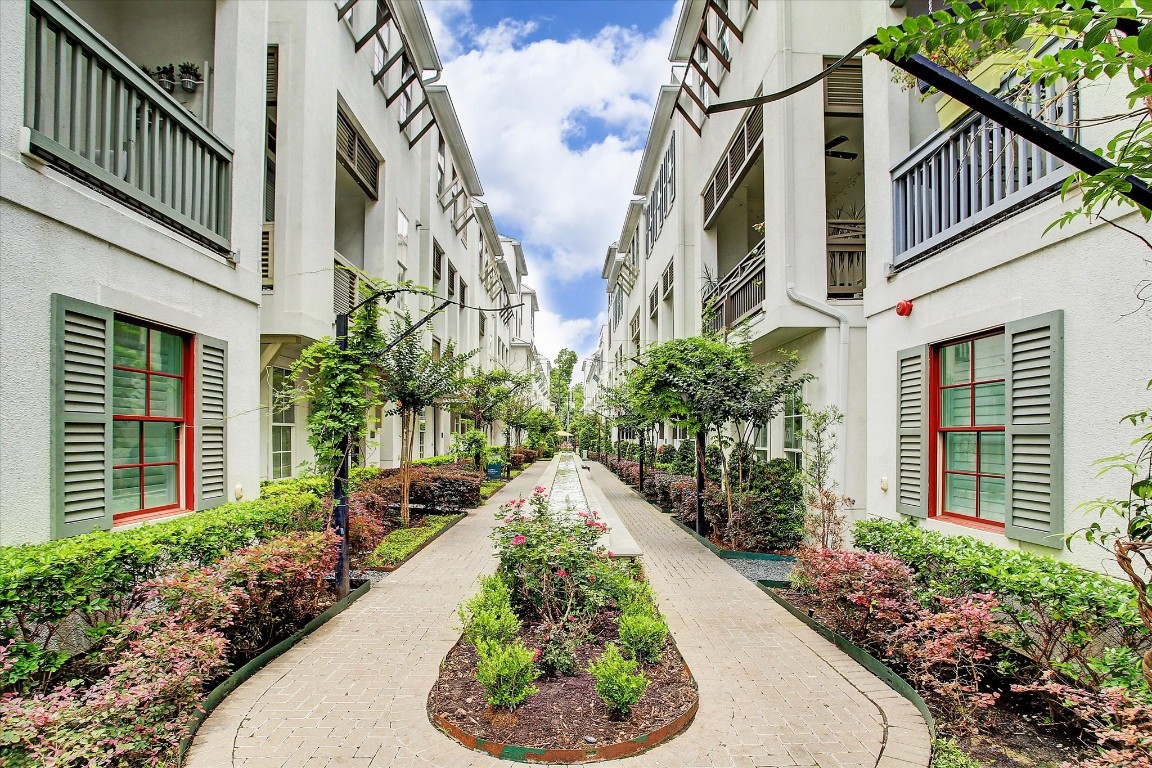 246 East 28th Street Houston, TX 77008 - Photo 27 of 27 a view of a pathway with house on both side