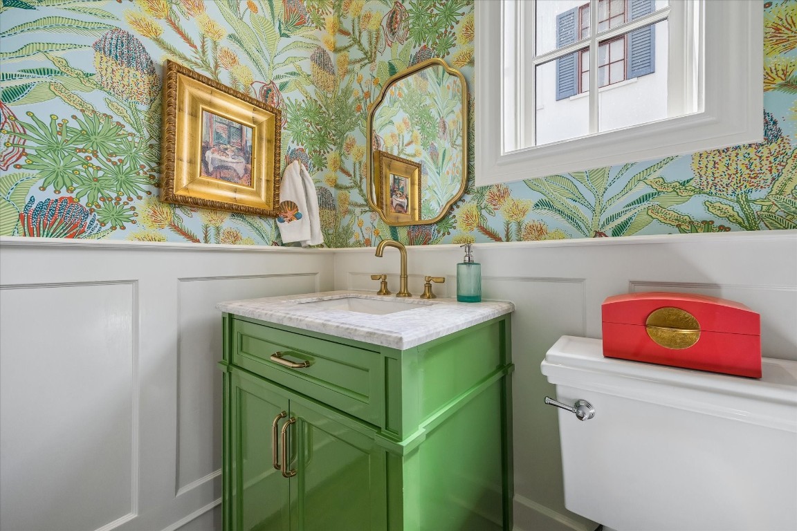 246 East 28th Street Houston, TX 77008 - Photo 9 of 27 a utility room with a washer and dryer