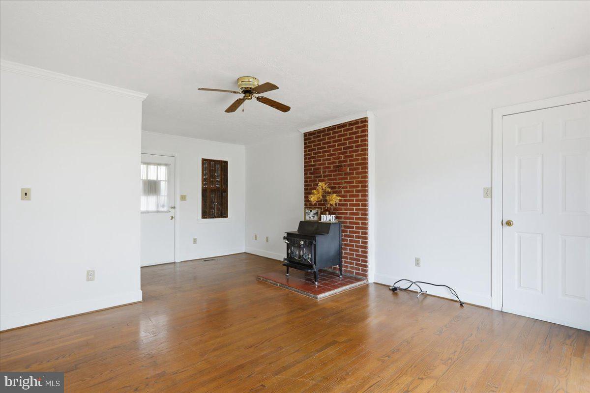 2447 Headquarters Road Edinburg, VA 22824 - Photo 22 of 58 Family Room