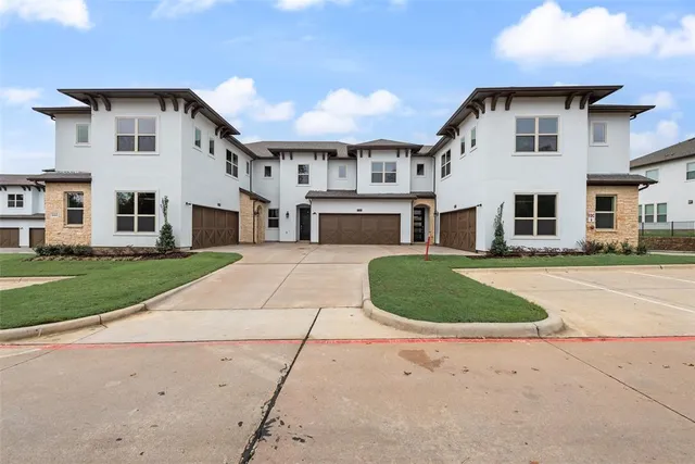 $460,000 | 444 Water's Edge Drive, Unit 720, Hickory Creek, TX 75065