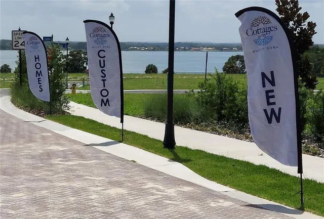 a street sign with a white and white walls