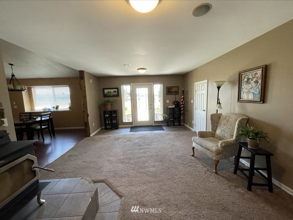 182 West Valley Road Chimacum, WA 98325 - Photo 6 of 35 a living room with furniture and a window