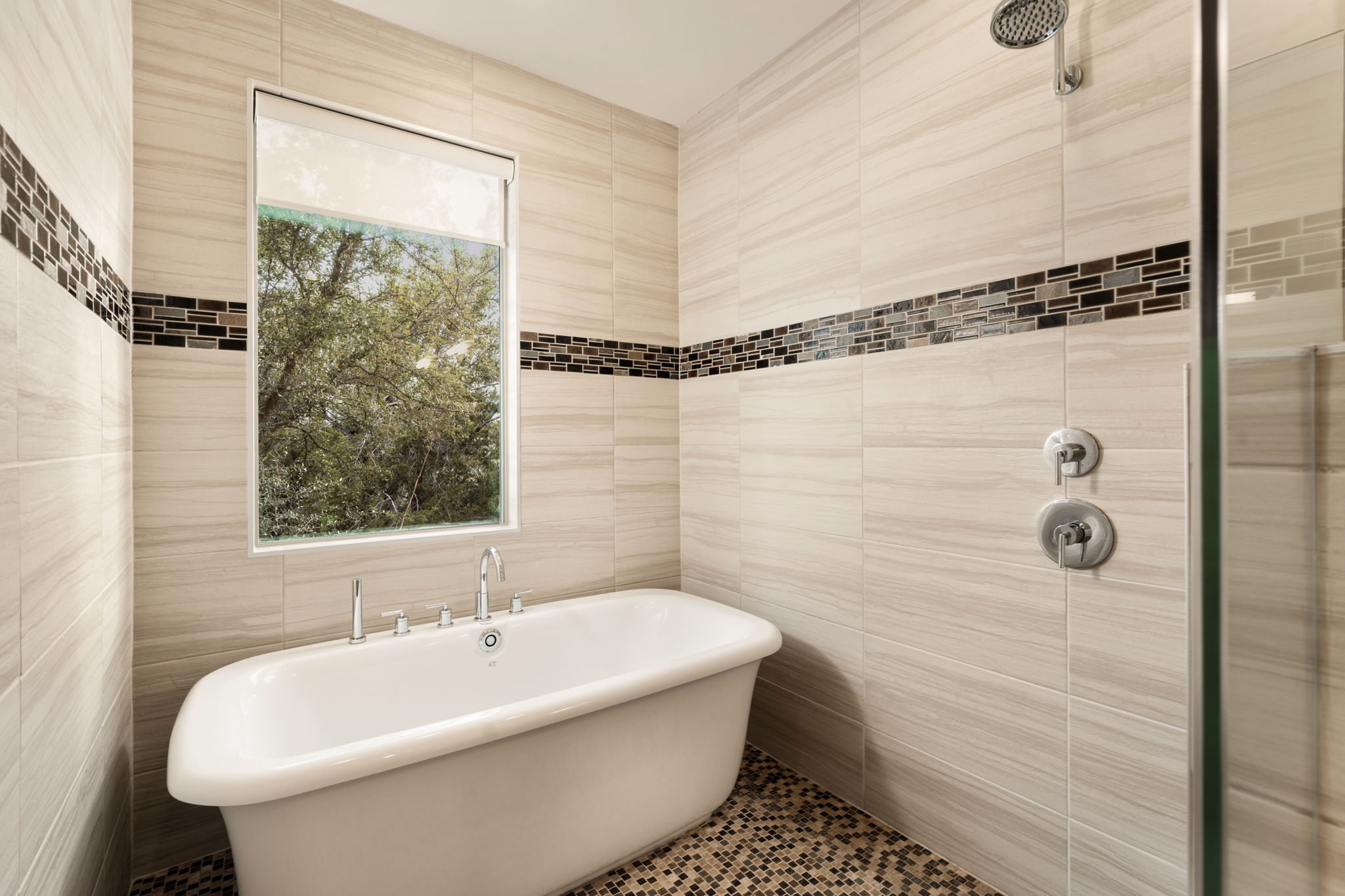 8110 Ranch Road 2222, Unit 81 Austin, TX 78730 - Photo 17 of 28 a bathroom with a sink and a bathtub