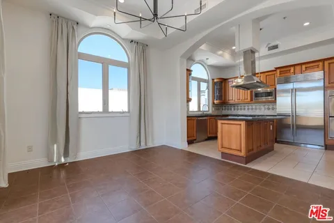 $1,300,000 | 1610 Camden Avenue, Unit 401, Los Angeles, CA 90025