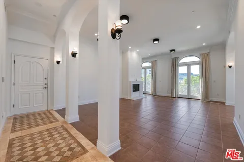 $1,300,000 | 1610 Camden Avenue, Unit 401, Los Angeles, CA 90025