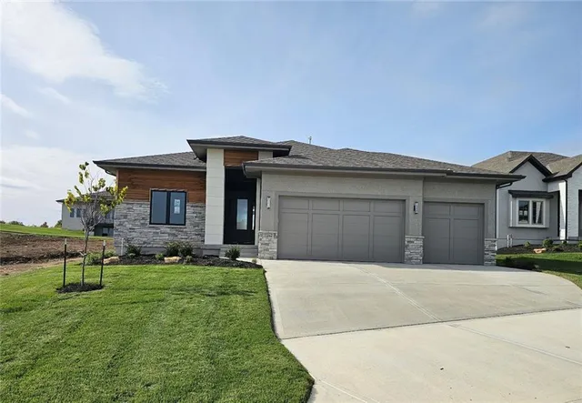 $747,500 | 11242 South Sunray Drive, Olathe, KS 66061