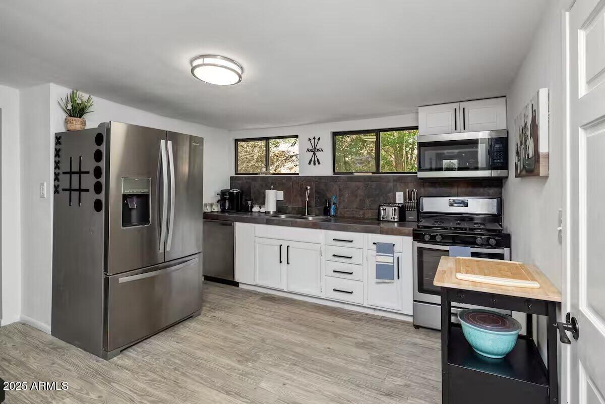 1822 Idylwild Road Prescott, AZ 86305 - Photo 3 of 25 a kitchen with stainless steel appliances a stove a refrigerator and a sink