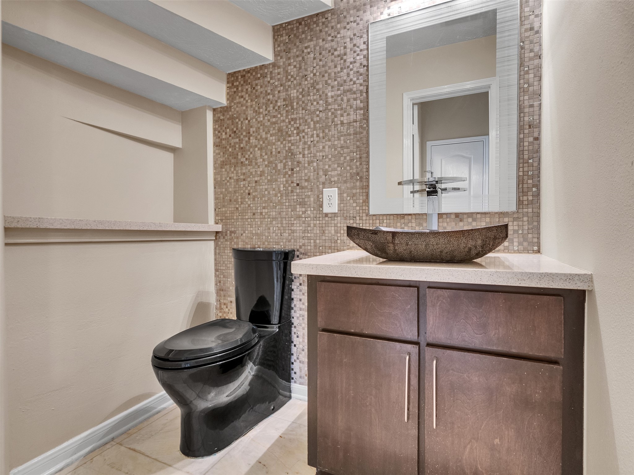 4414 Santee Drive Baytown, TX 77521 - Photo 41 of 50 a living room with furniture and a mirror