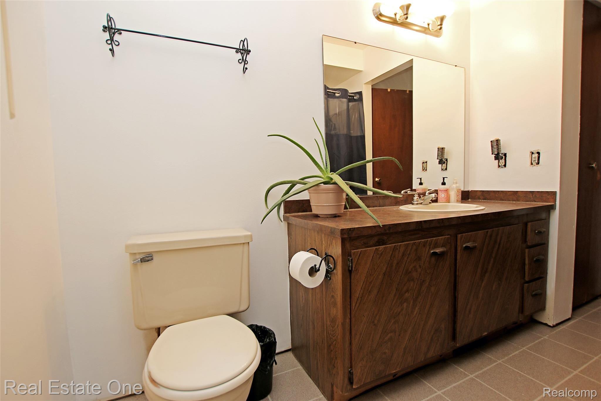 940 South Hurd Road Oxford, MI 48371 - Photo 23 of 57 23) Bathroom.jpg