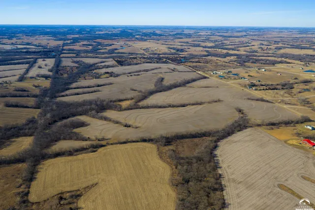 $950,000 | 18550 118th Street, McLouth, KS 66054