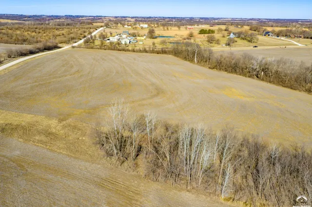$950,000 | 18550 118th Street, McLouth, KS 66054