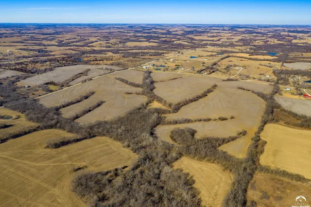 $950,000 | 18550 118th Street, McLouth, KS 66054