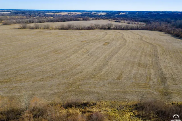 $950,000 | 18550 118th Street, McLouth, KS 66054