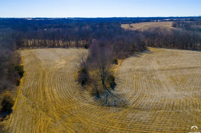 $950,000 | 18550 118th Street, McLouth, KS 66054