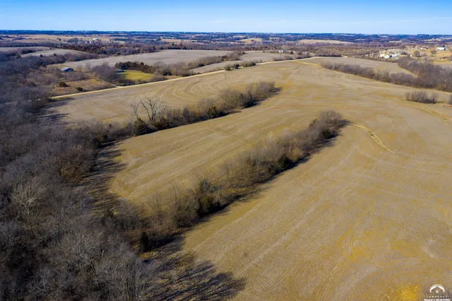 $950,000 | 18550 118th Street, McLouth, KS 66054