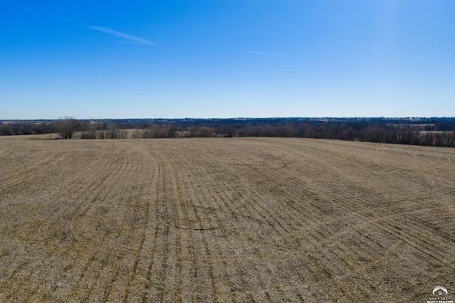 $950,000 | 18550 118th Street, McLouth, KS 66054