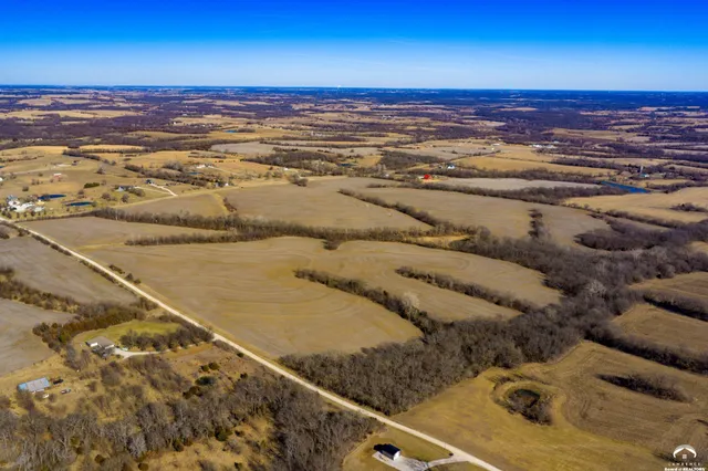 $950,000 | 18550 118th Street, McLouth, KS 66054