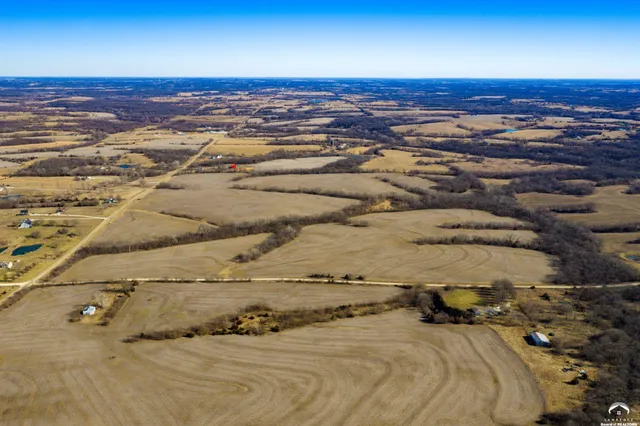 $950,000 | 18550 118th Street, McLouth, KS 66054