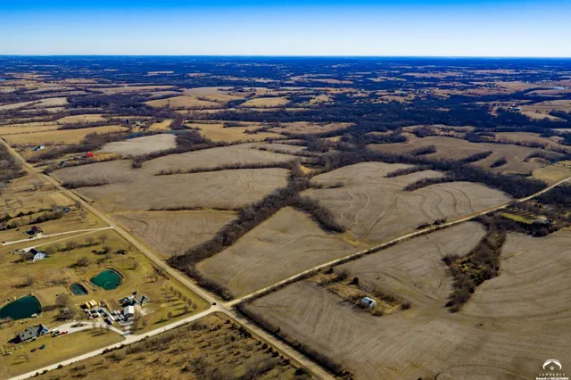 $950,000 | 18550 118th Street, McLouth, KS 66054