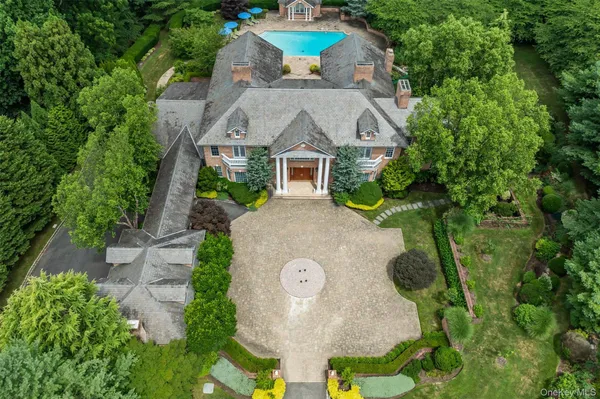 $9,807,230 | 660 Chicken Valley Road, Locust Valley, NY 11560