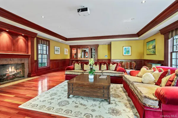 $9,807,230 | 660 Chicken Valley Road, Locust Valley, NY 11560