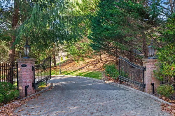 $9,807,230 | 660 Chicken Valley Road, Locust Valley, NY 11560