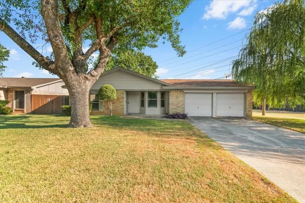 $318,500 | 2709 Willow Bend Court, Bedford, TX 76021