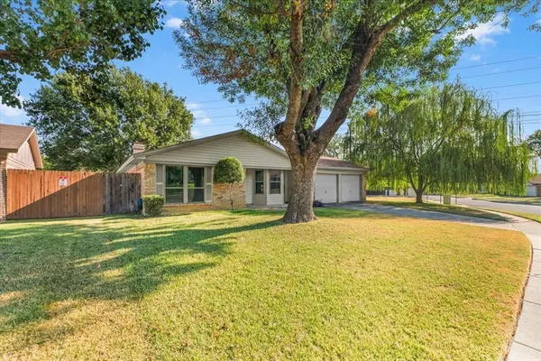 $318,500 | 2709 Willow Bend Court, Bedford, TX 76021