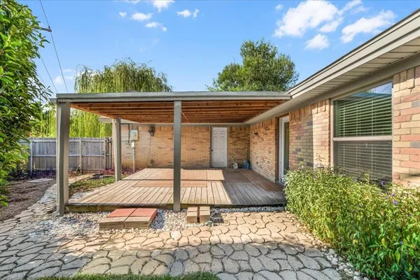 $318,500 | 2709 Willow Bend Court, Bedford, TX 76021