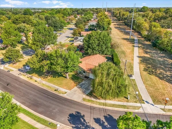 $318,500 | 2709 Willow Bend Court, Bedford, TX 76021