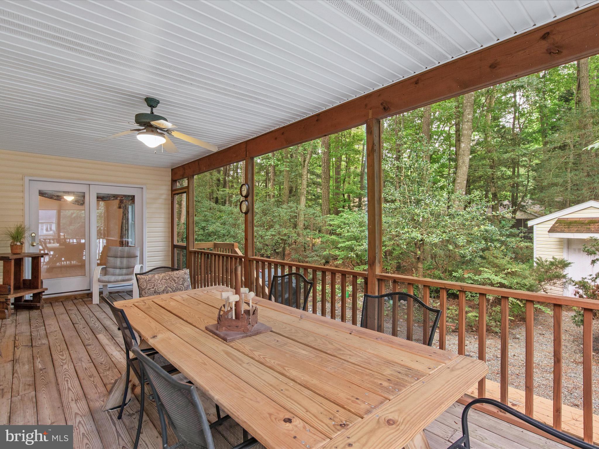 33 Pinehurst Road Berlin, MD 21811 - Photo 29 of 36 Great screened porch & picnic table