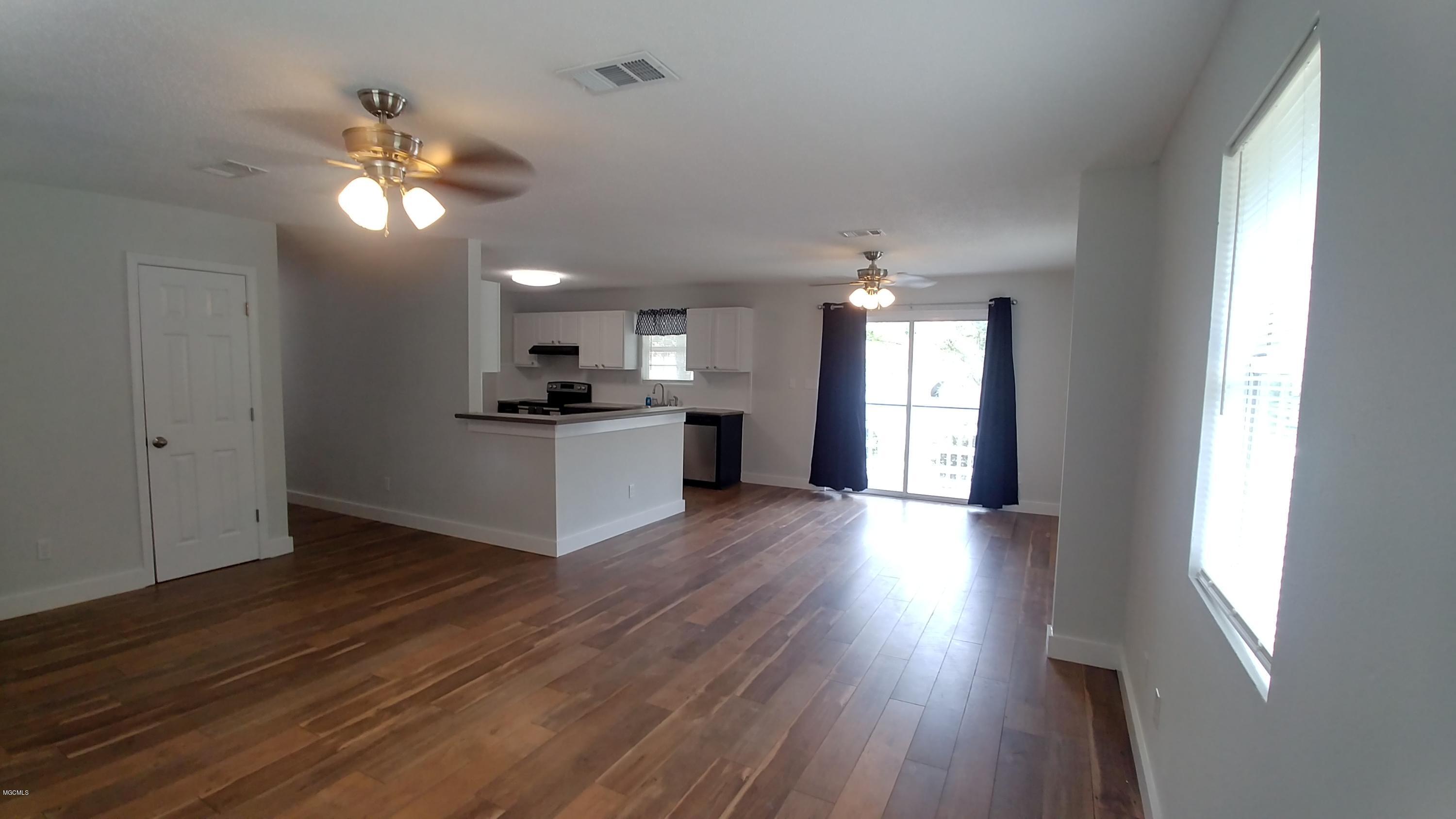 13125 Williams Road Gulfport, MS 39503 - Photo 4 of 30 Living dining room