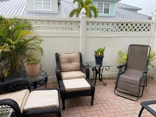 a view of front of a house with a yard