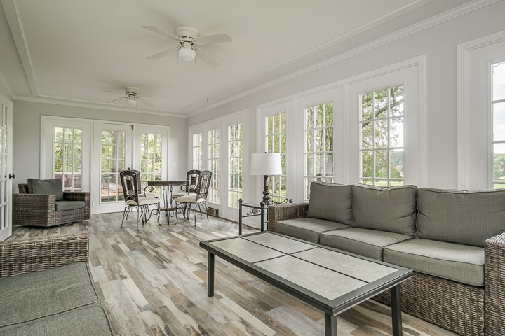 88 Lakeland Drive McMinnville, TN 37110 - Photo 28 of 41 a living room with furniture and a large window