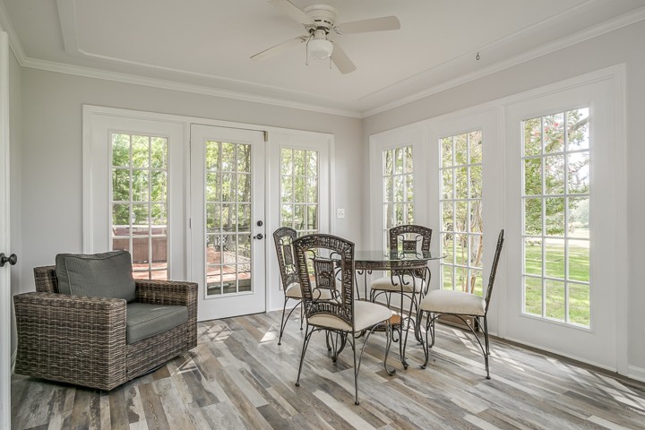 88 Lakeland Drive McMinnville, TN 37110 - Photo 29 of 41 a living room with furniture and a large window