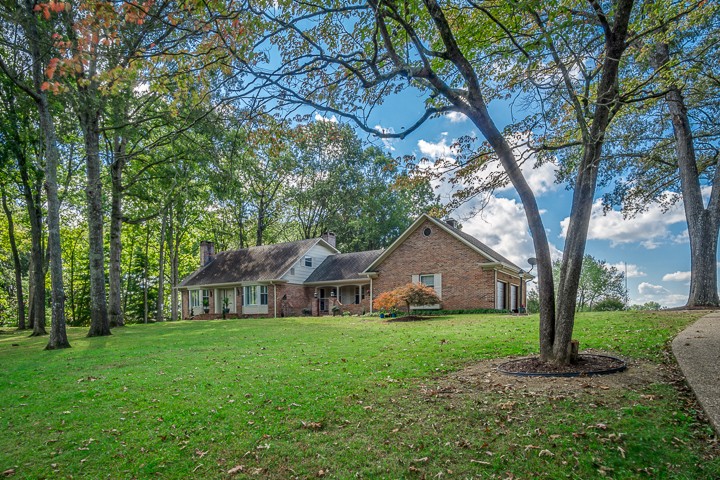 88 Lakeland Drive McMinnville, TN 37110 - Photo 4 of 41 a front view of a house with garden