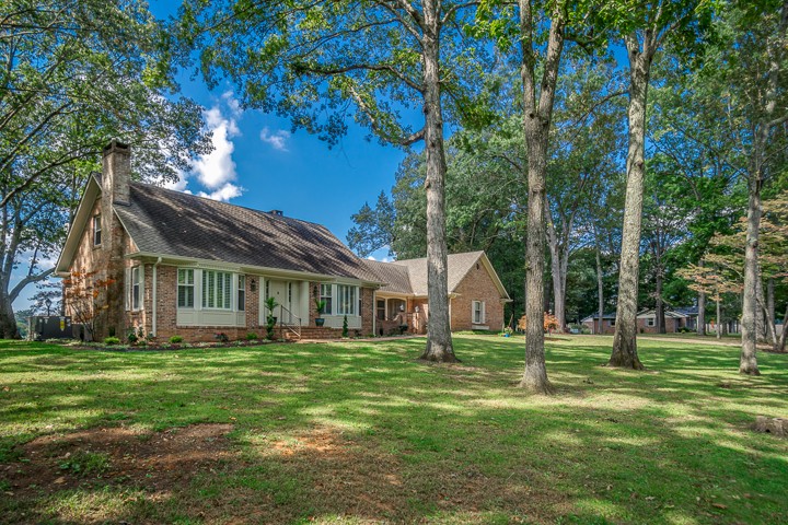 88 Lakeland Drive McMinnville, TN 37110 - Photo 5 of 41 a front view of house with yard and green space