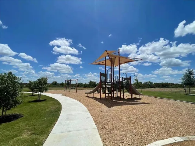 a view of a fountain in front of a building