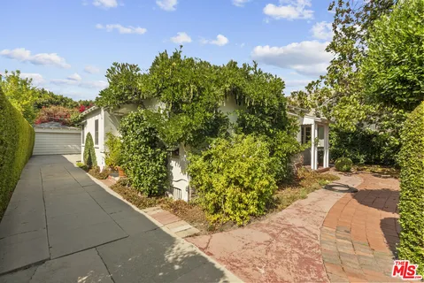 $1,299,000 | 10941 Peach Grove Street, Toluca Lake, CA 91601