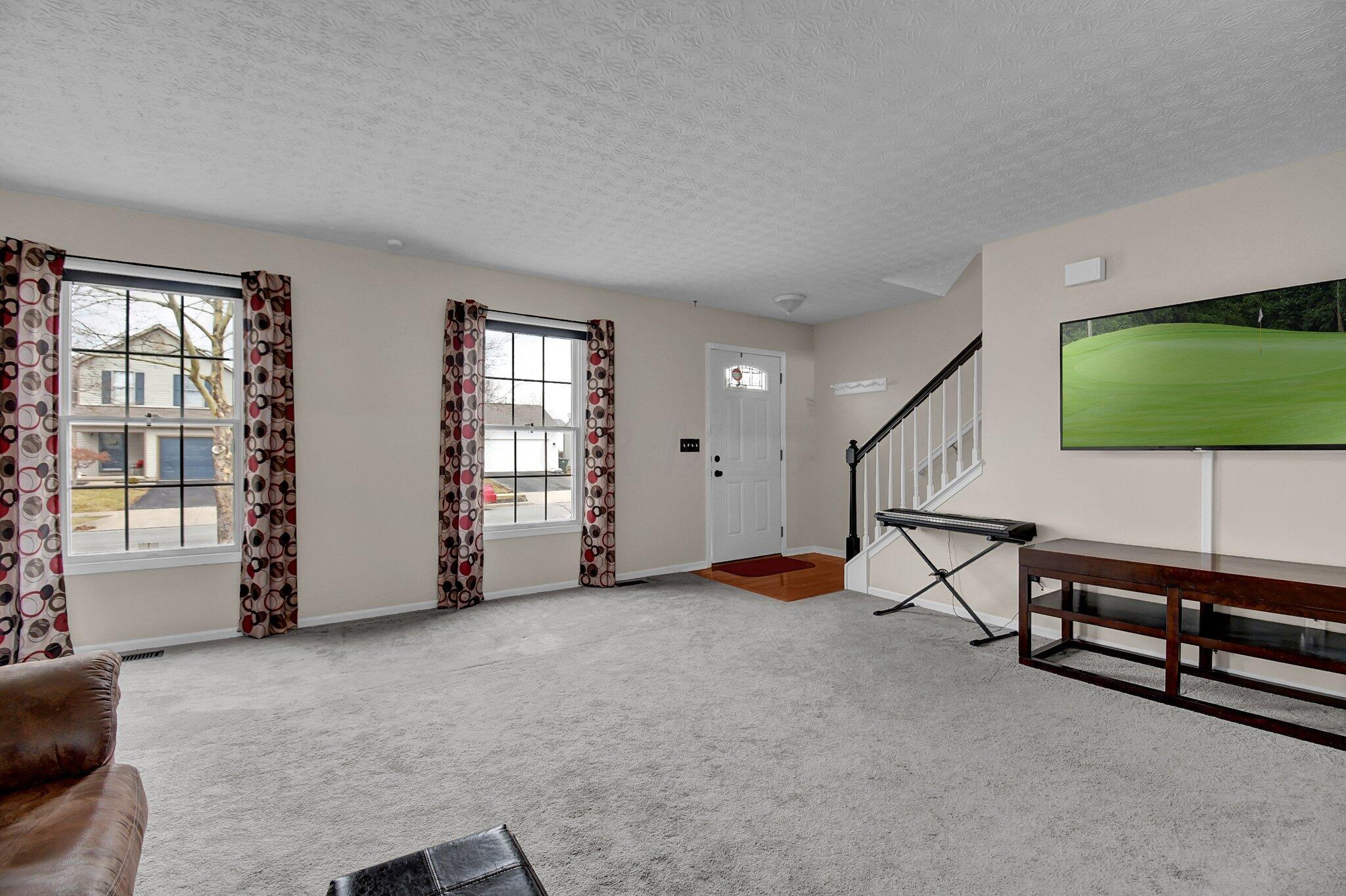 255 Galloway Ridge Drive Galloway, OH 43119 - Photo 3 of 25 Entry/Living Room