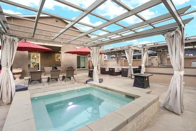 a view of livingroom with furniture