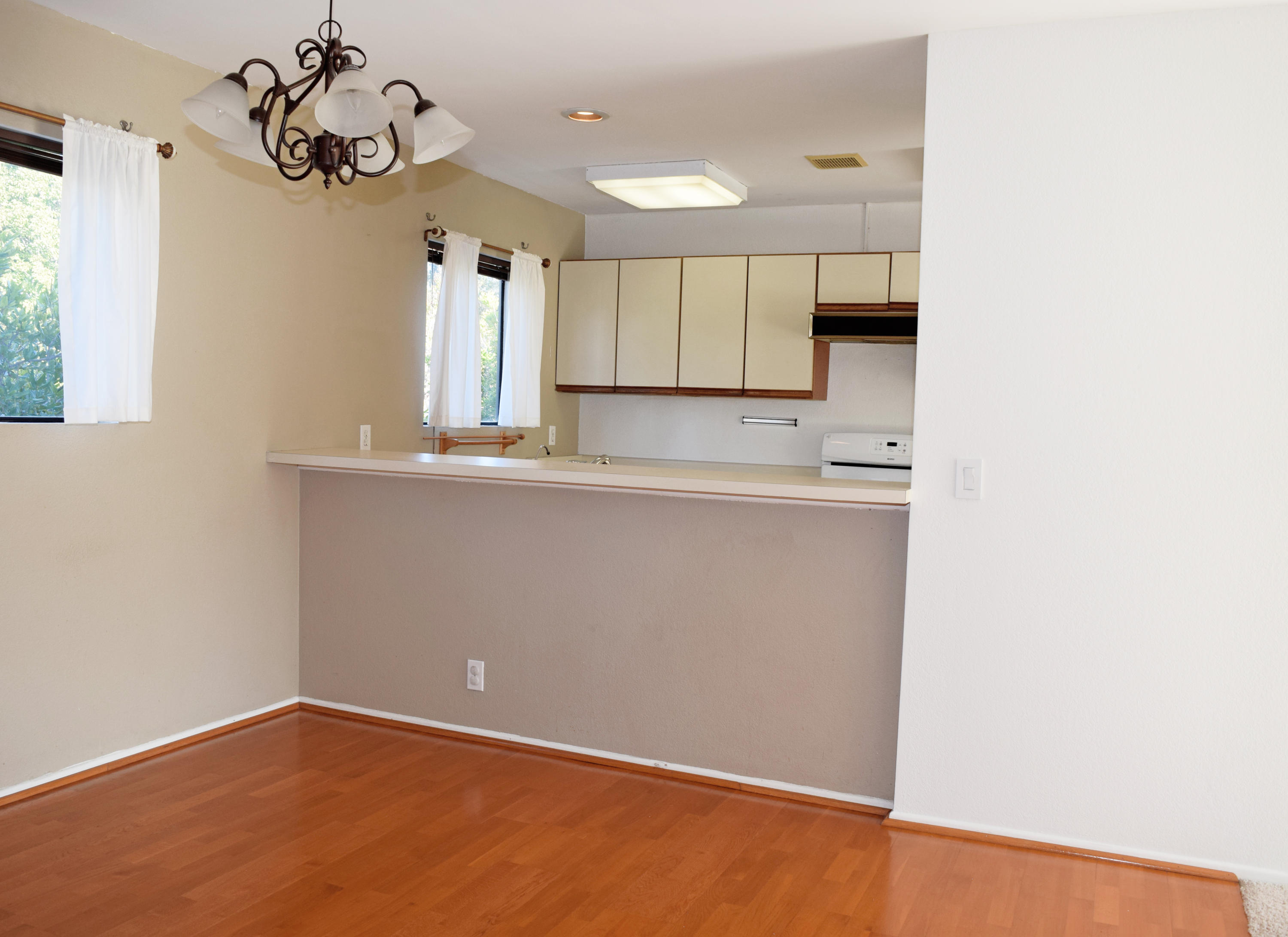 3570 Modoc Road, Unit 13 Santa Barbara, CA 93105 - Photo 3 of 12 Dining room open to kitcen