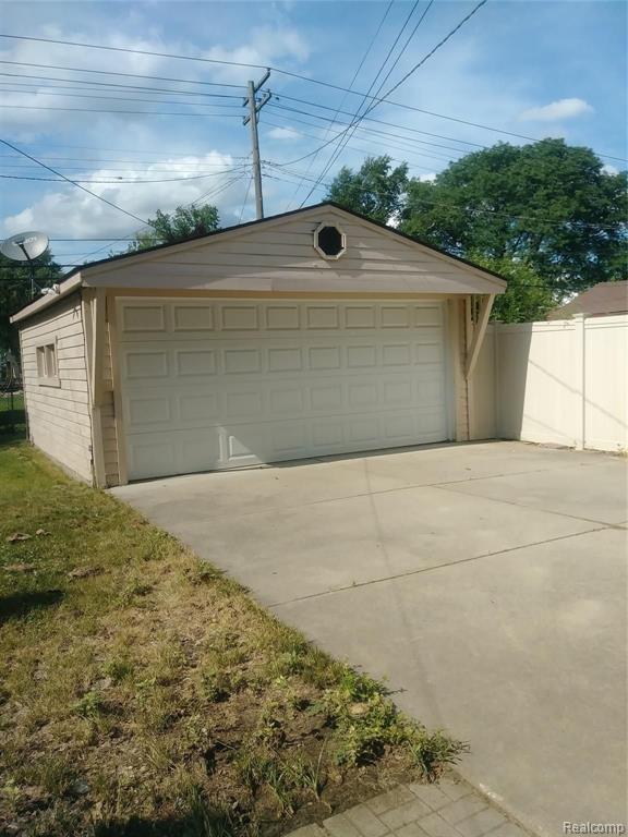 8609 Harding Center Line, MI 48015 - Photo 3 of 16